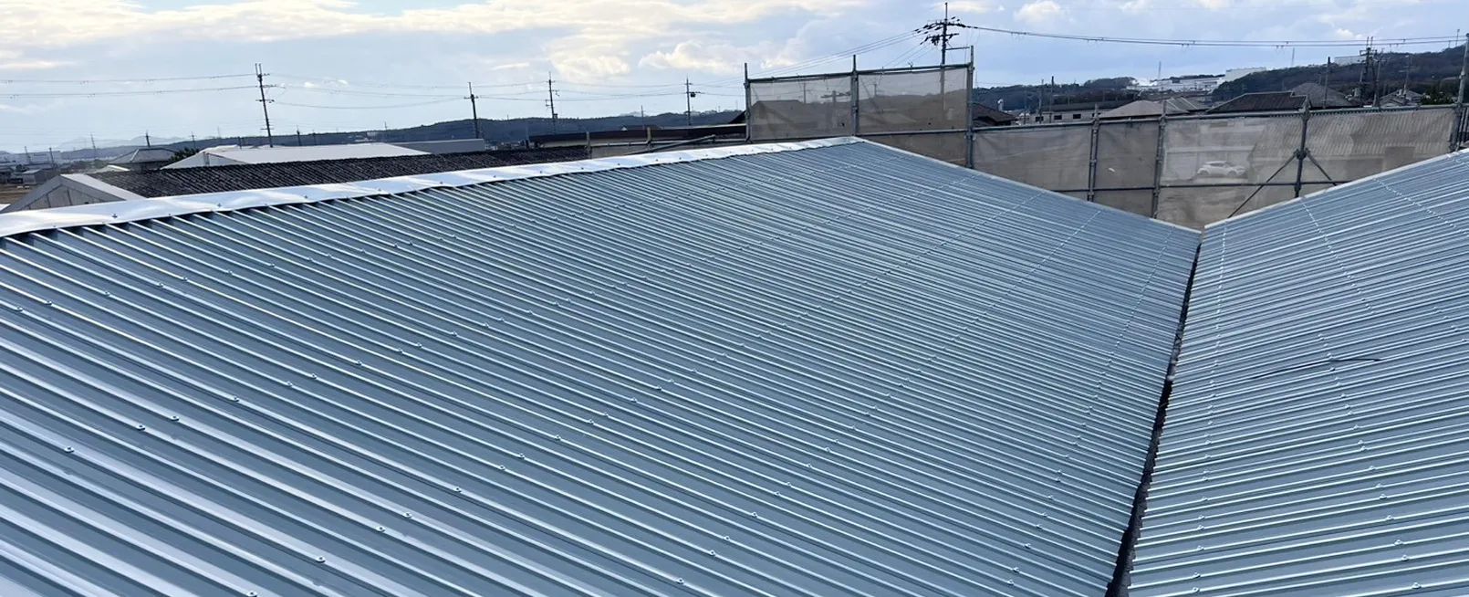 ⾦属屋根カバー⼯法